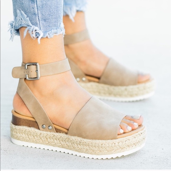 NIB! Nude Espadrille faux leather flat wedge - Picture 2 of 2